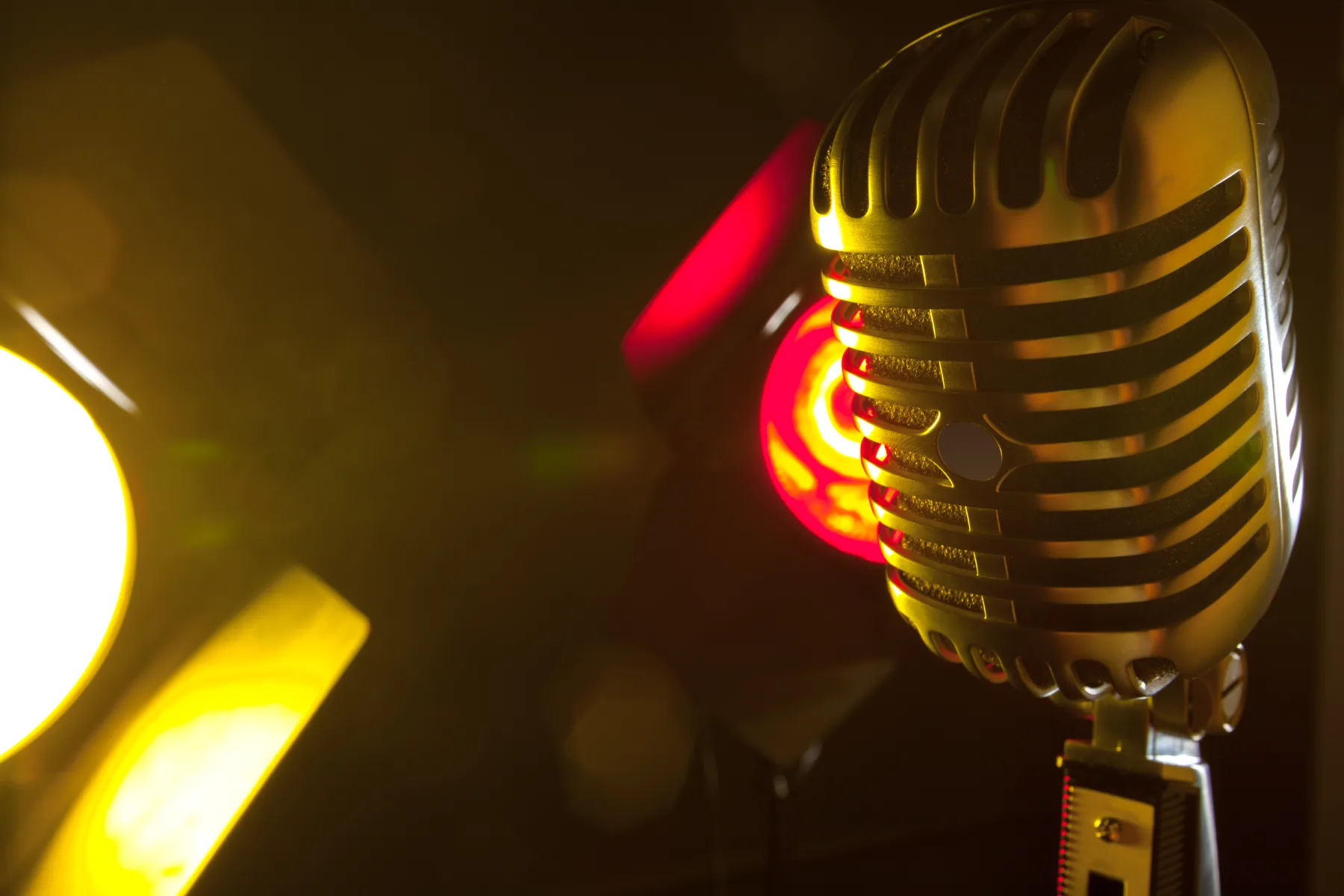 AI voiceover – kiedy wystarczy, a kiedy warto postawić na ludzki głos?